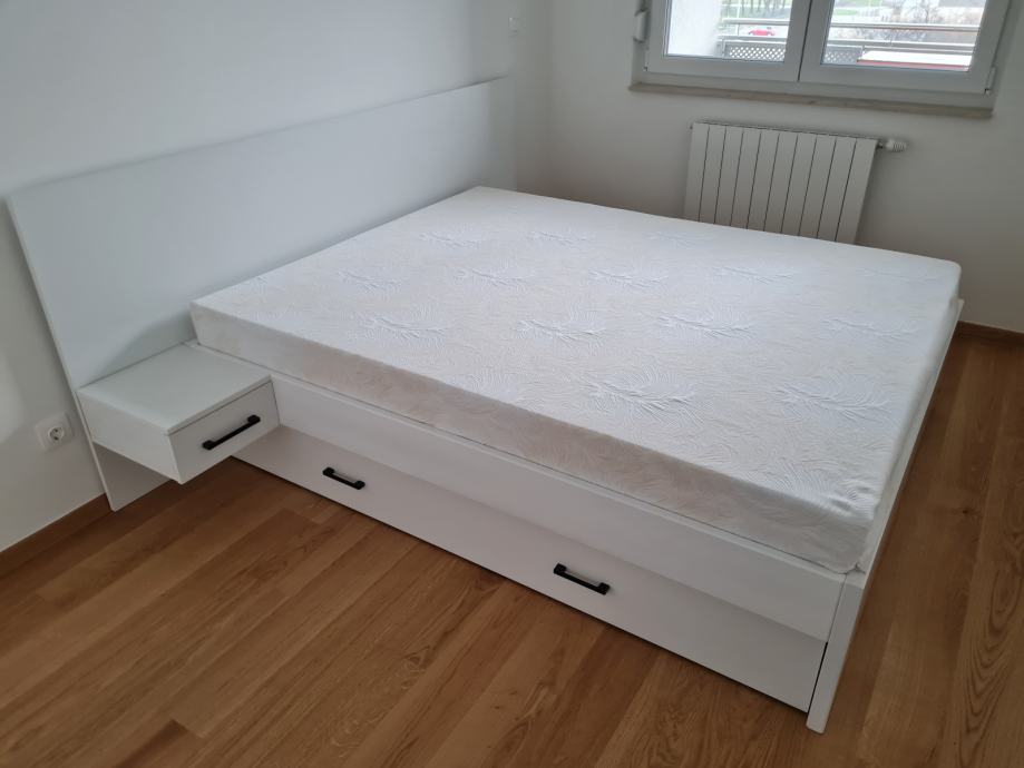 Krevet 180x200 bijeli masiv