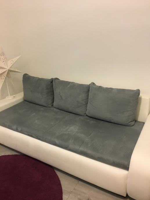 sivo bijela sofa na razvlačenje