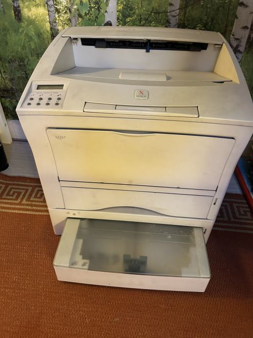 Poklanjam pisač Xerox Phaser 5400.