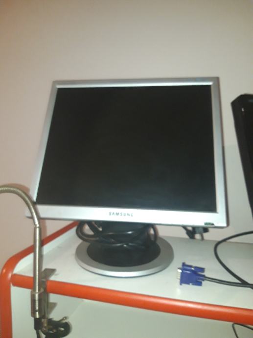 LCD MONITOR SAMSUNG SYNCMASTER 710N SA KABLOVIMA 19INČA 40eu ISPRAVAN