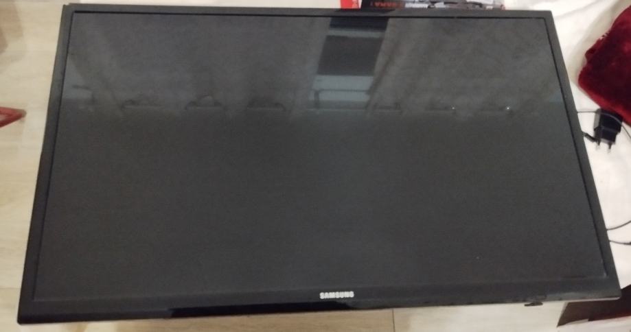 Prodajem LCD TV Samsung 20 inča u dobrom stanju