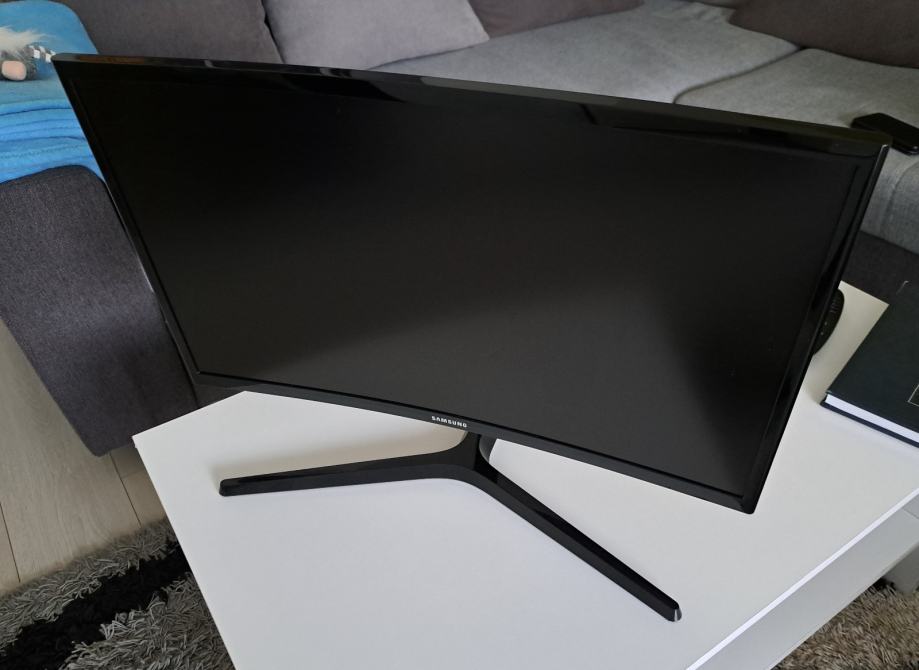 Samsung 24" zakrivljeni 144hz