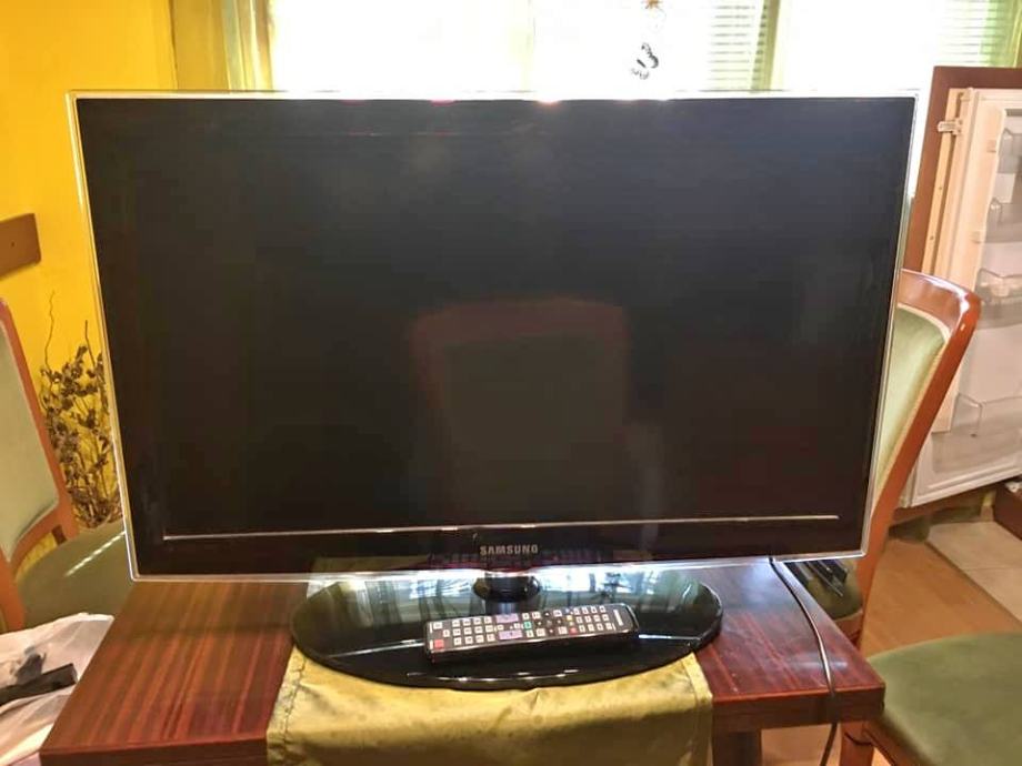 Samsung LED TV 82cm, sačuvan, odlična slika