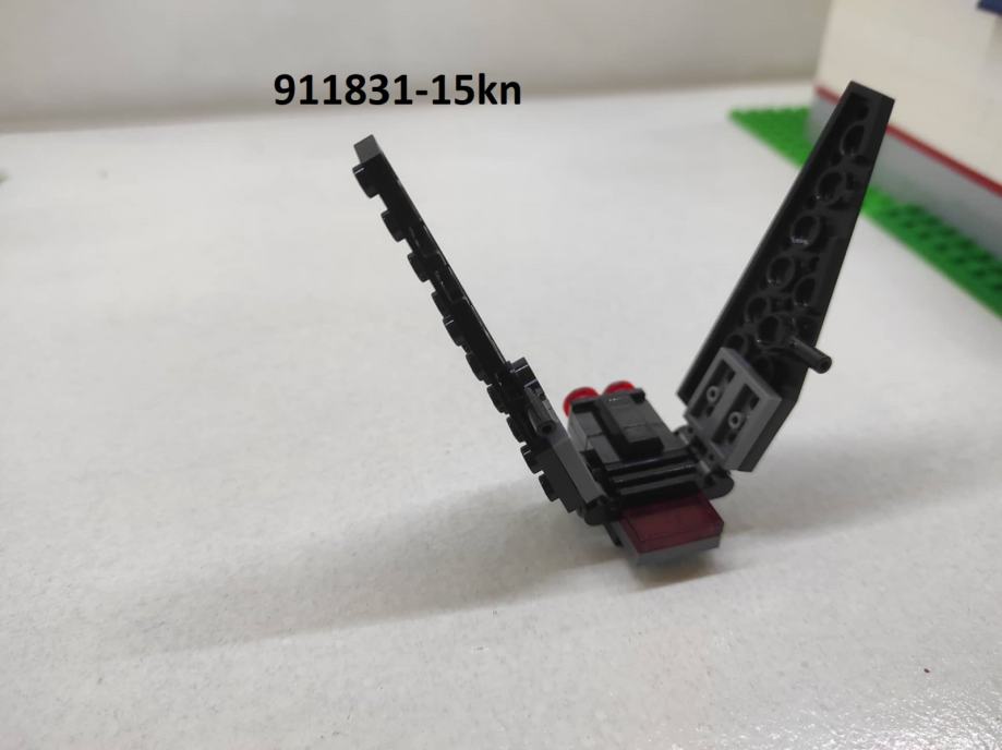 911831: Kylo Ren's Shuttle