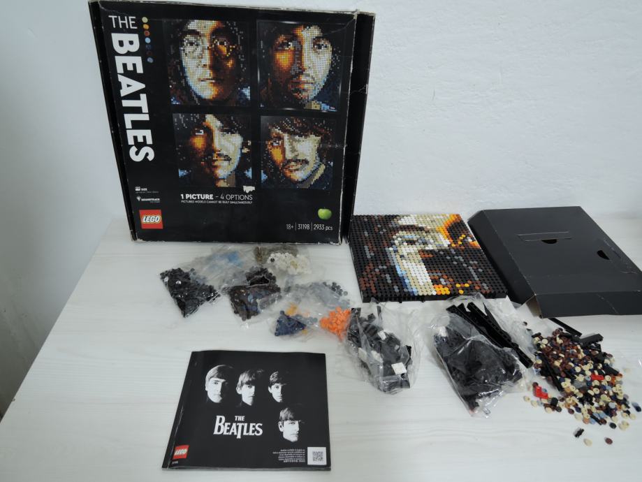 Lego set Beatles,u orginal kutiji,ne znam da li su bas sve kockice na