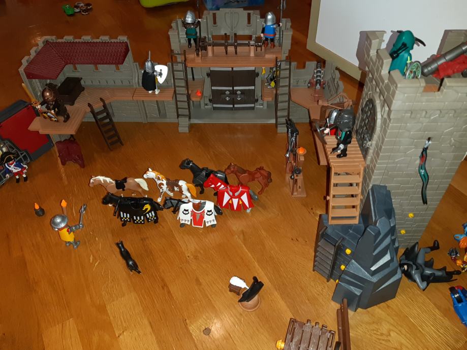 Playmobil dvorac-PRODAN,dvoriste za treniranje i mala pustinja