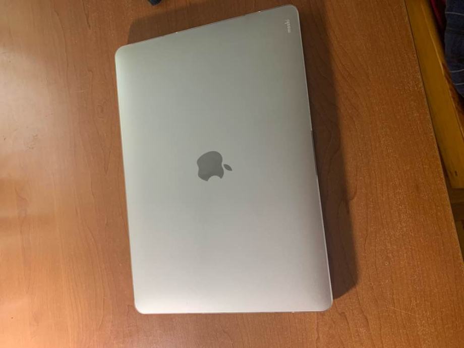 13-inčni MacBook Pro Silver 2,3GHz, 8GB/256 GB SSD kupljen 02.07.19