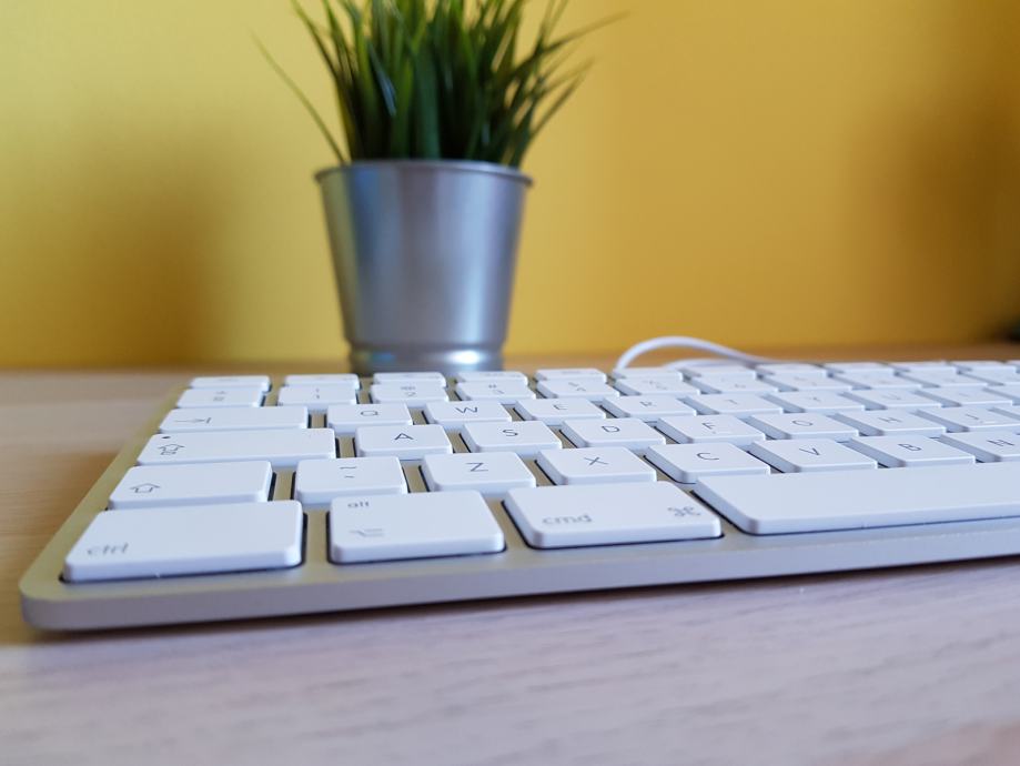 Apple keyboard model A1243, mint stanje, jako malo koristena