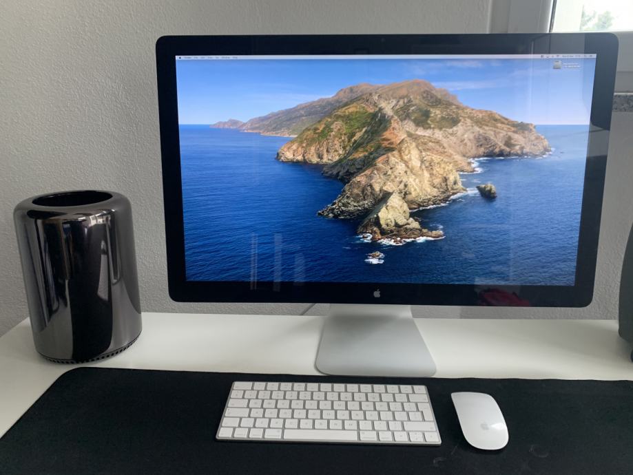 Apple Thunderbolt Monitor with Magic Mouse good