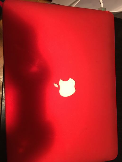 MacBook Air - Red - Intel i5 - 4GB 1600MHz DDR3- 128GB - Intel HD 5000