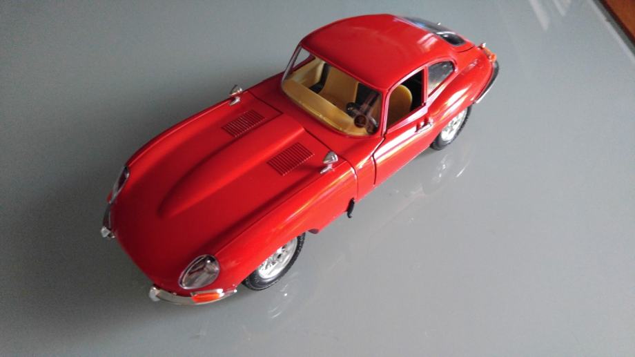 1/18 1:18 model Bburago Jaguar Type E Coupe