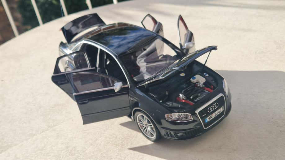 1:18 Audi RS4 (Minichamps)