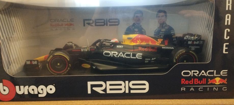 Bburago 1/18 Red Bull RB19 (Max Verstappen)