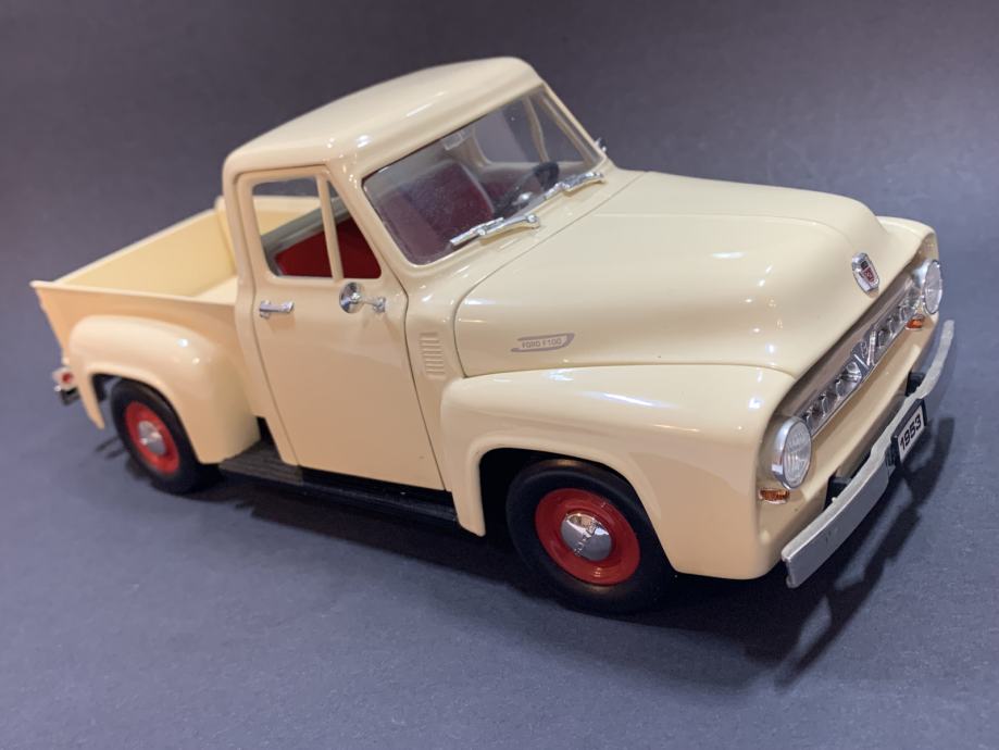 FORD F100 Pick-up iz 1953. Road Legends 1:18 Vintage model maketa