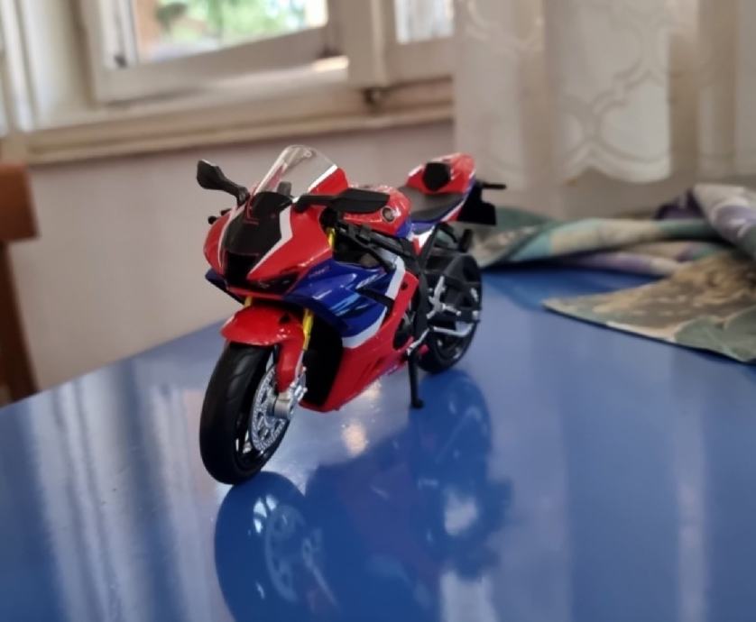 HONDA 1000 RR-R FIREBLADE igracka maketa