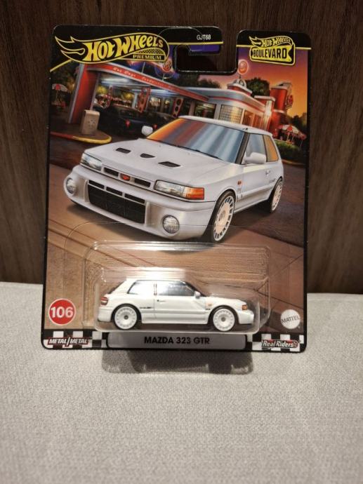 Hot wheels autić Mazda 323