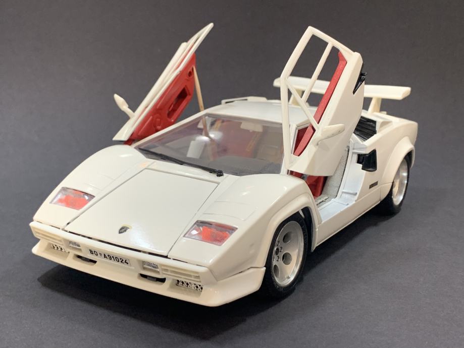 Lamborghini Countach iz 1988. Burago 1:18 Italy autic diecast model