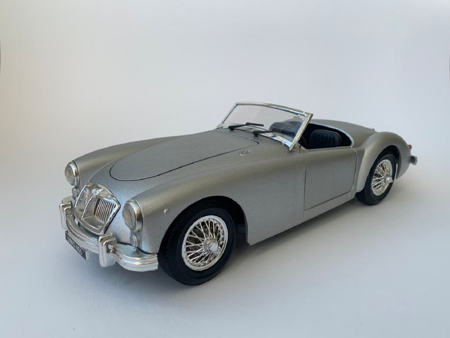 MG MGA Twin-Cam 1:16 Tonka Polistil Italy autic diecast model Vintage