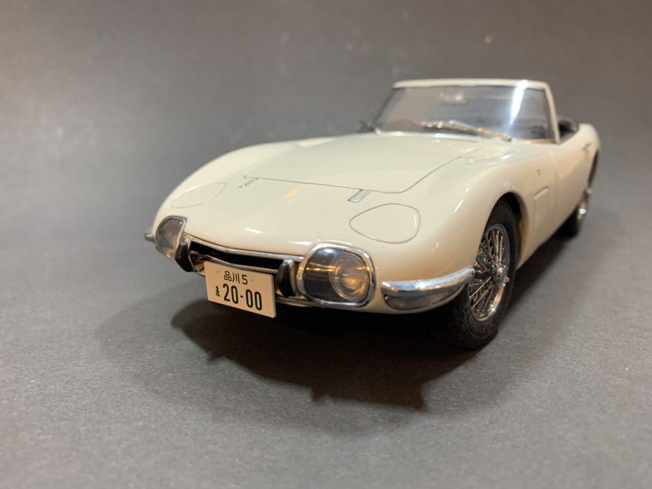 Toyota 2000 GT James Bond Edition 007 1:18 AUTOArt autic