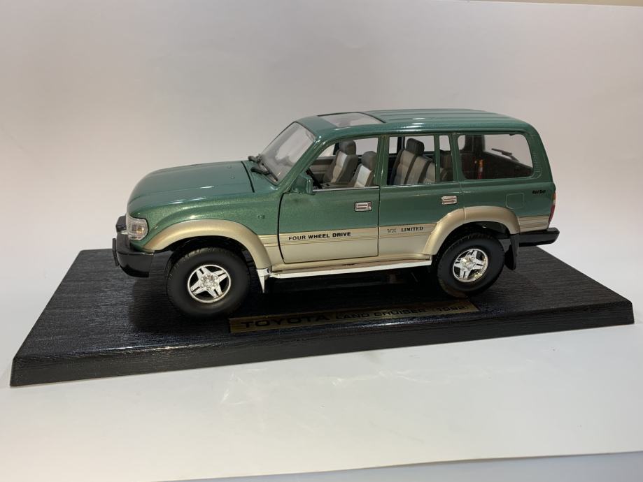 Toyota Land Cruiser VX Limited Road Legends 1:18 iz 1992. Vintage