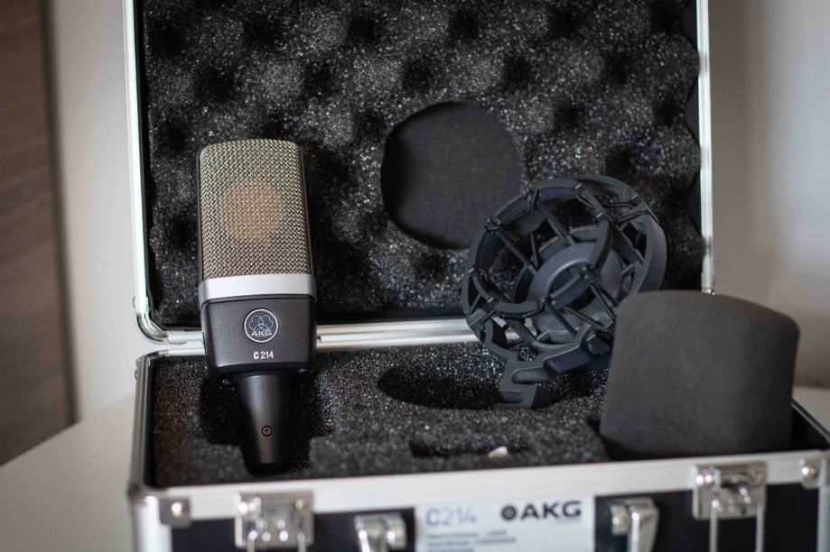 AKG C214 profesionalni kondenzatorski mikrofon - Mint stanje