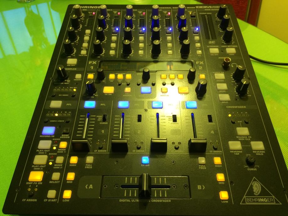 BEHRINGER DDM-4000 DIGITAL DJ MIXER