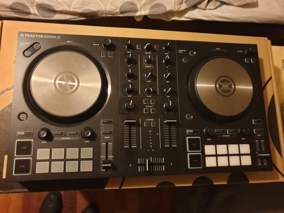 DJ kontroler Traktor Kontrol S2 MK3