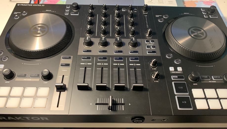 Native Instruments DJ Controller Traktor S3