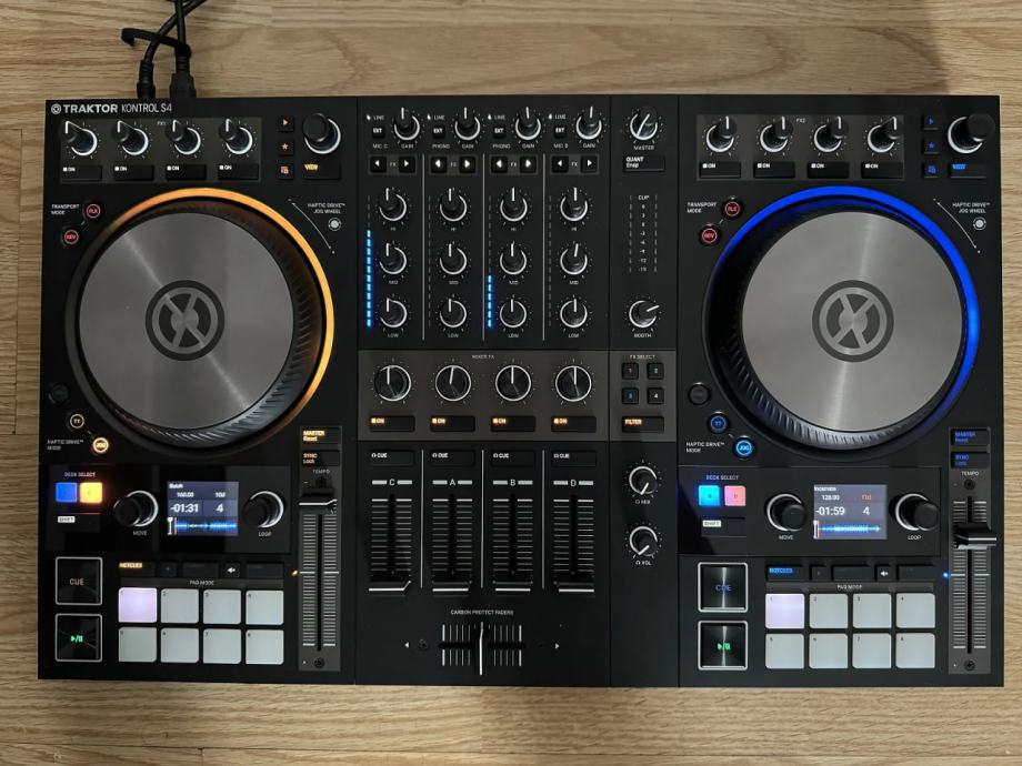 Native Instruments Traktor Kontrol S4 MK3 2018 - crna