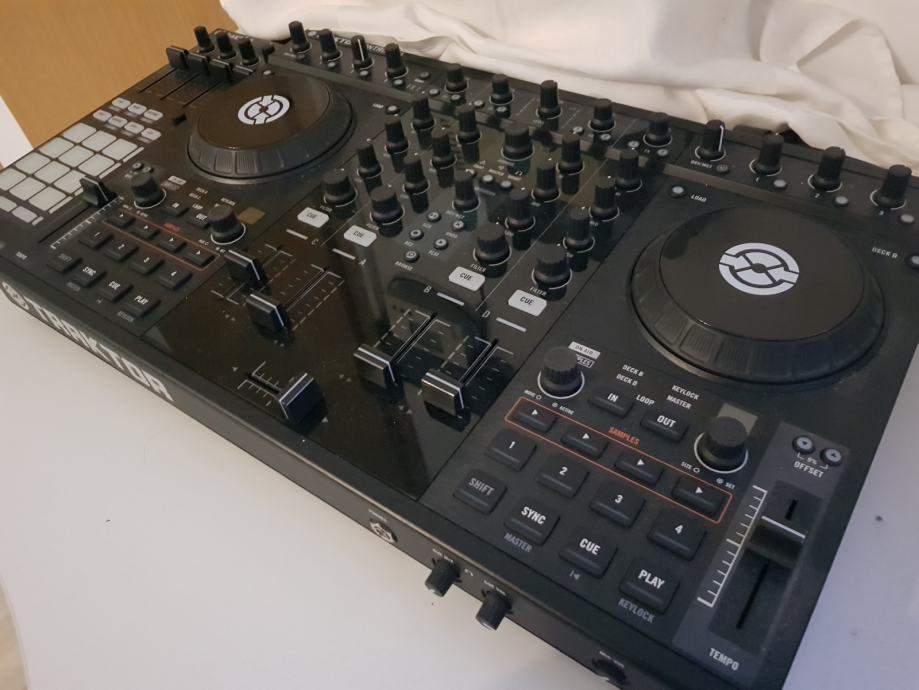 Traktor Kontrol S4 DJ controller