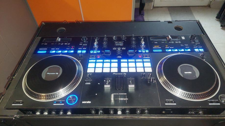 Pioneer DDJ REV7 DJ kontroler sa transportnom kutijom