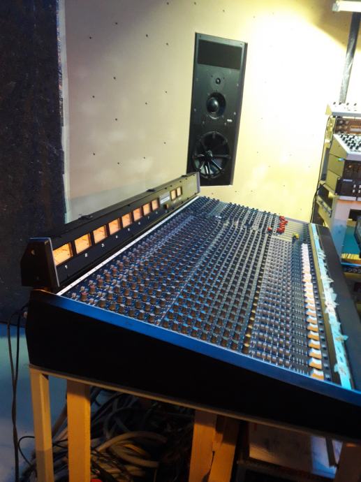 SOUNDCRAFT 8000 analogni mikser 24x8x2, rekapiran, flight case