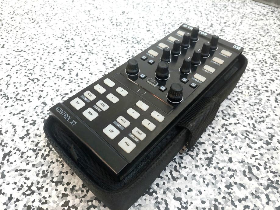 Traktor Kontrol X1 MK2 + case