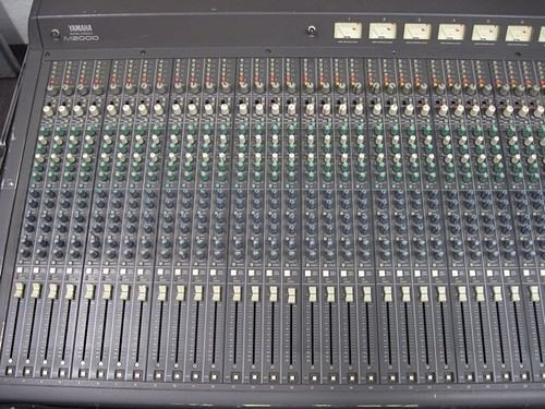 yamaha m2000 mixer + side rack