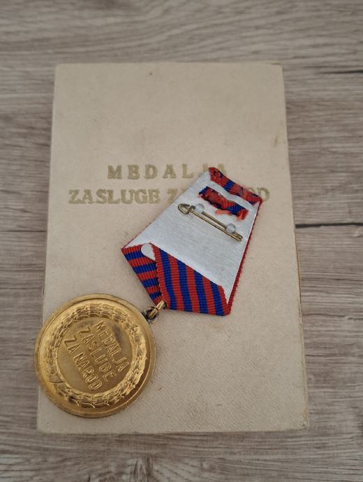 medalja za zasluge za narod