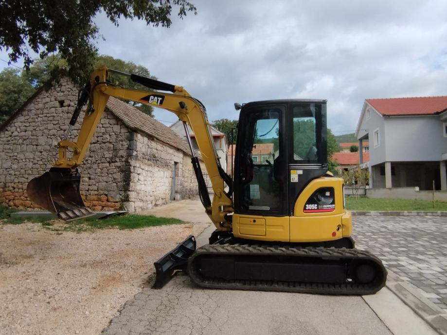 Cat 305 sa svom opremom