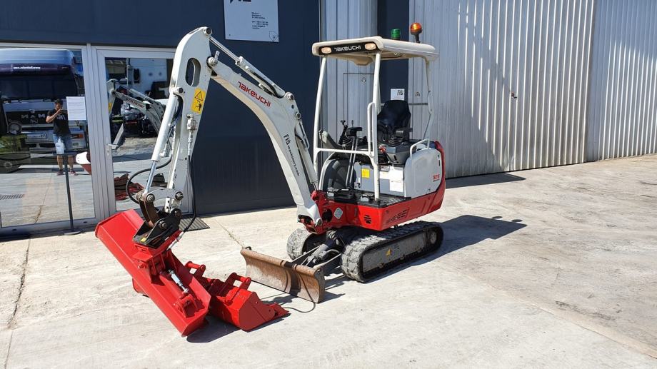 Mini bager Takeuchi TB216 - 4x korpa