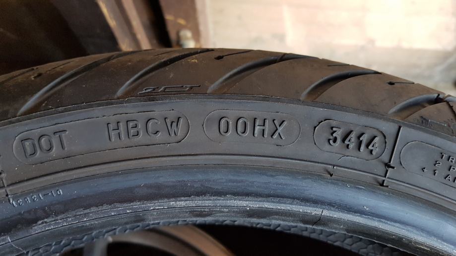 Michelin Pilot Road 4 GT Touring Radial Tire - 180/55R17 73W 並行