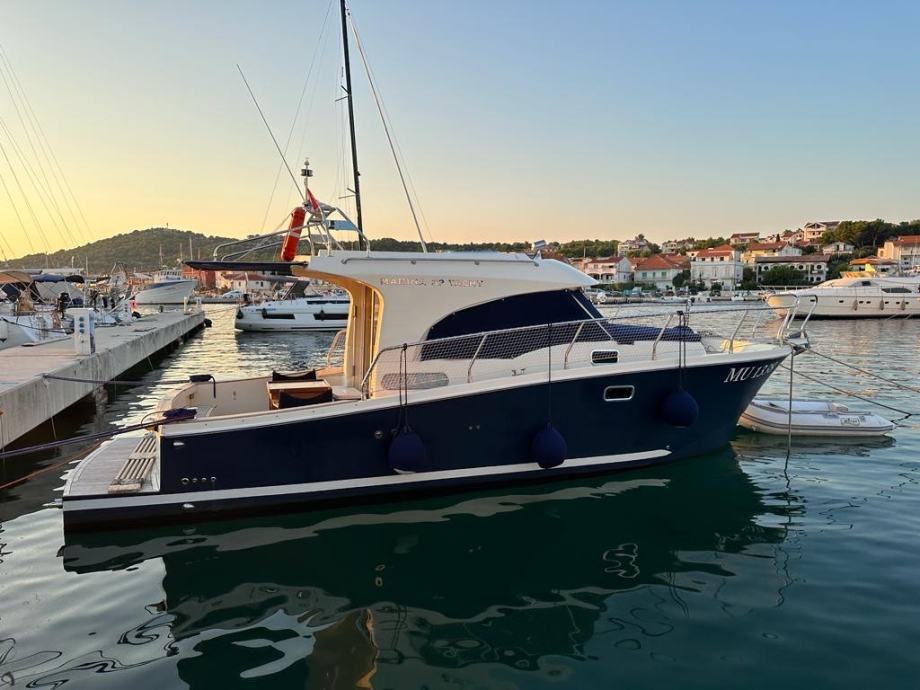 marina 32 yacht