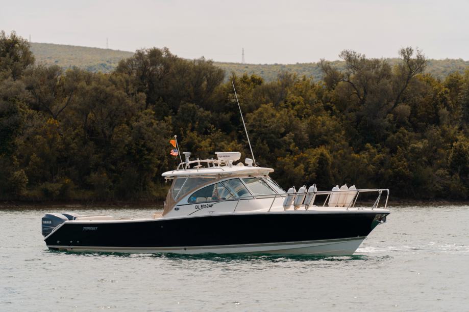 Pursuit Drummond Island Runner /34.5 feet/Twin Yamaha 250 HP, 4 stroke