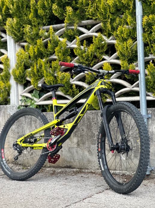 YT Capra Pro CF