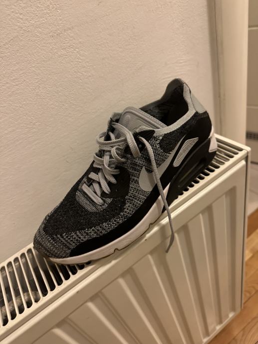 Nike AIR max 90. Tenisice u vrlo dobrom stanju. Limited edition model.