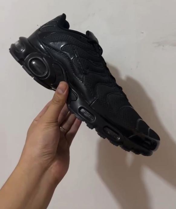 Nike tn triple black