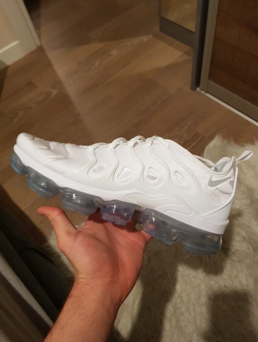 nike vapormax plus triple white