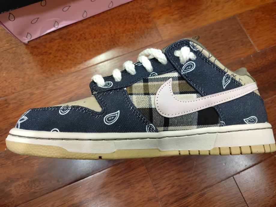 Travis Scott SB Dunks broj 39