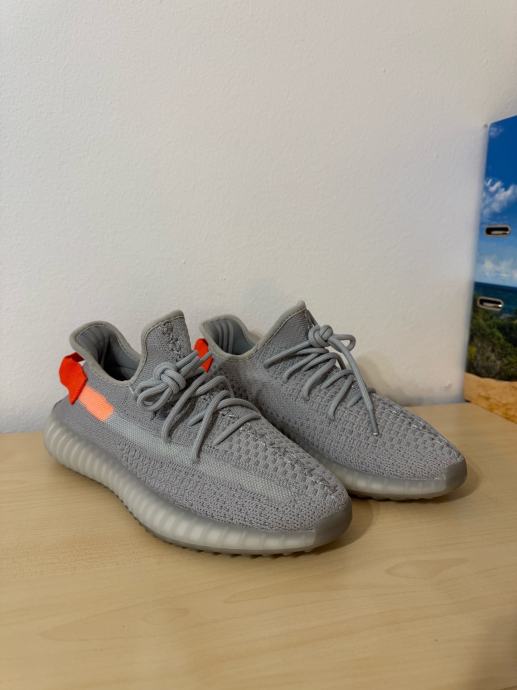 Yeezy sive br. 39