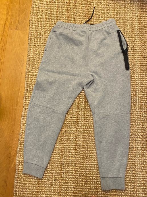 Tech fleece donji dio veličine Medium