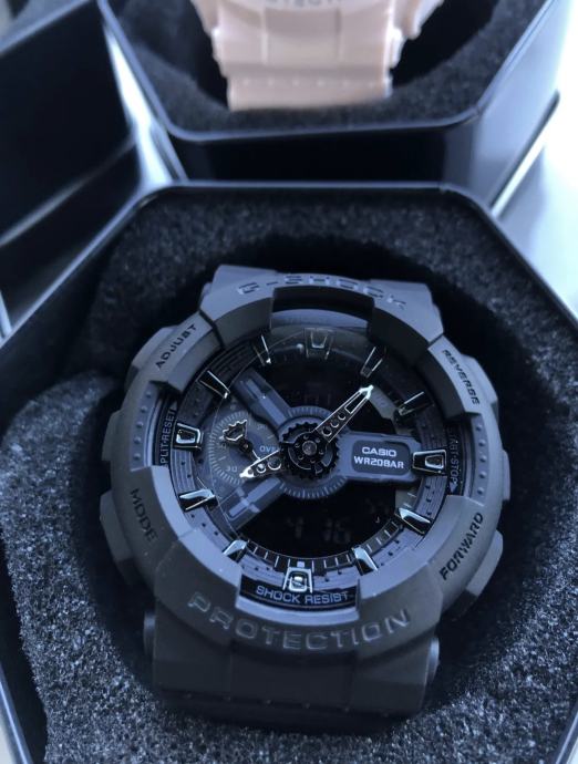 G-shock crni/zlatni