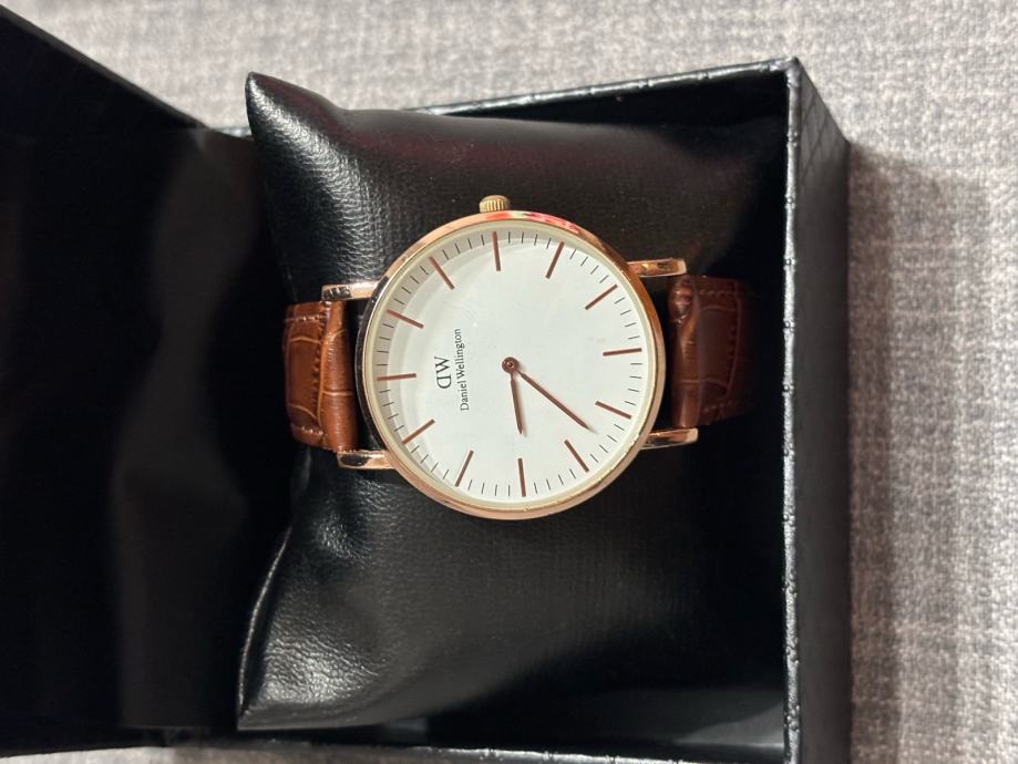 Sat Daniel Wellington