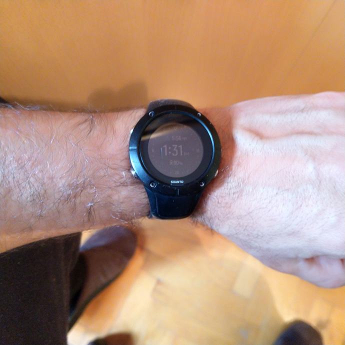 Часы suunto spartan trainer wrist hr не подключаются к телефону